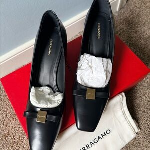 NIB NEW Salvatore Ferragamo Black Nero Lamb Heels with Gold Bow Accent Size 9C